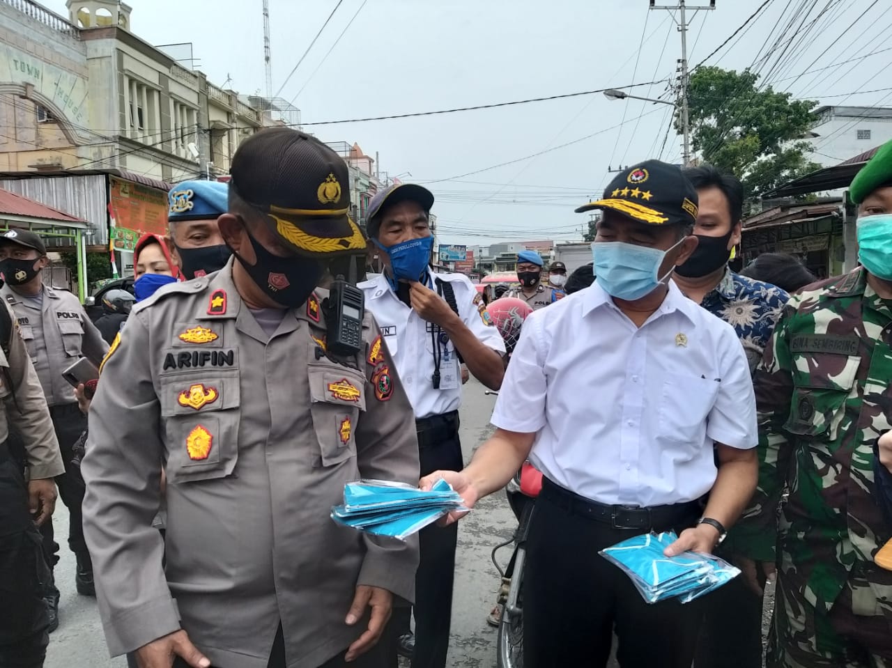 Menteri Muhazir Effendi bersama Kompol Arifin Bagikan Masker