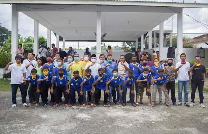 Bupati  Labuhanbatu H.Andi Suhaimi Dalimunthe, ST.MT melepas keberangkatan Tim Sekolah Sepak Bola SSB