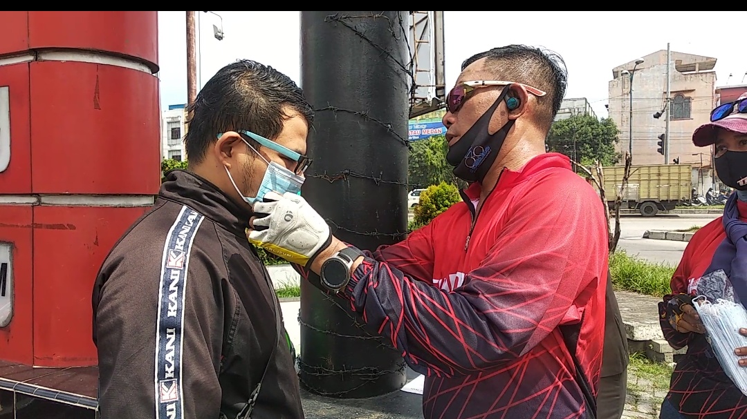 Kapolsek Medan Timur Bersama Personil Gowes Sepeda dan Bagi Masker