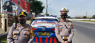 Percepatan Penanganan Covid-19, Polres Pelabuhan Belawan Bagikan Stiker Himbauan