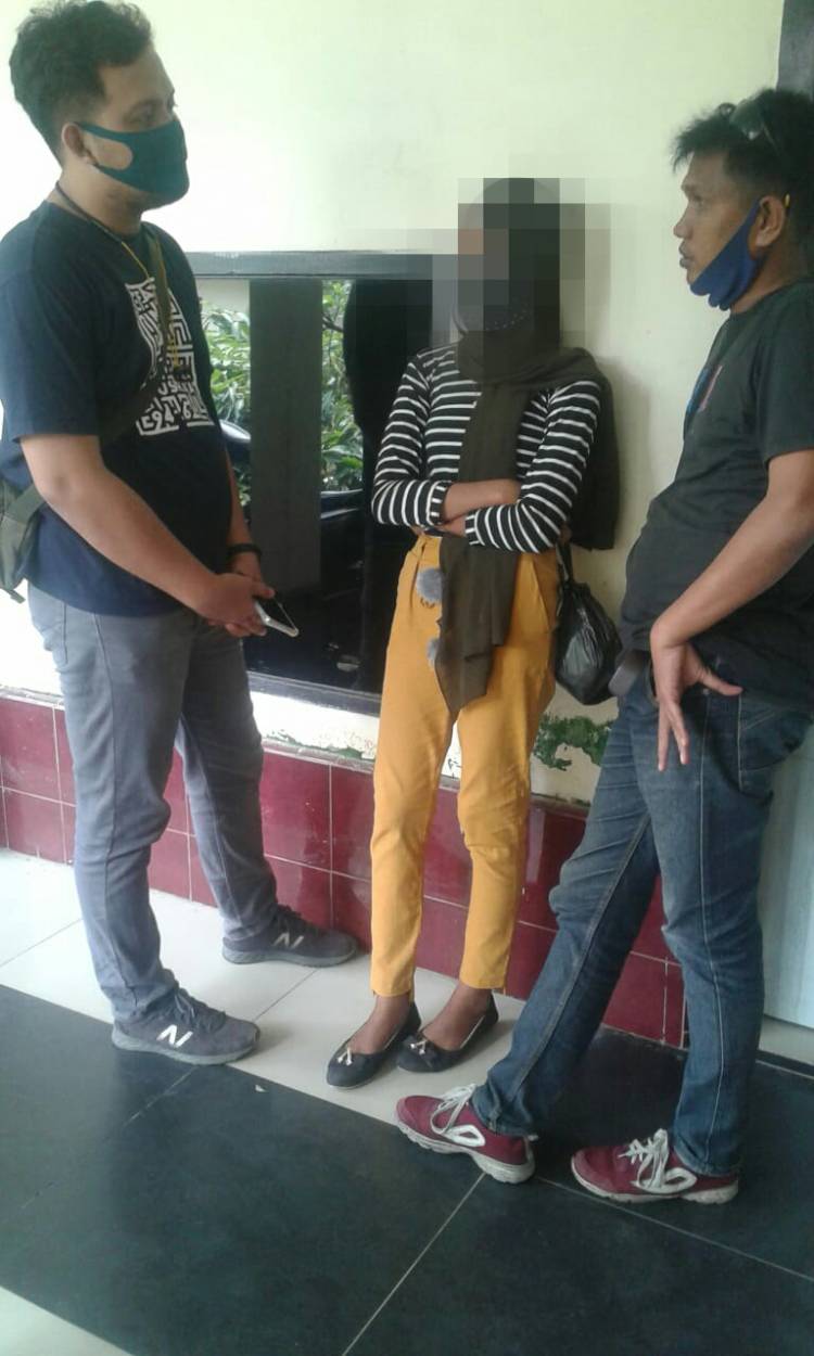 Alamak..!! Ibu Pergi Belanja, Anaknya Jadi Budak Seks Ayah Tiri