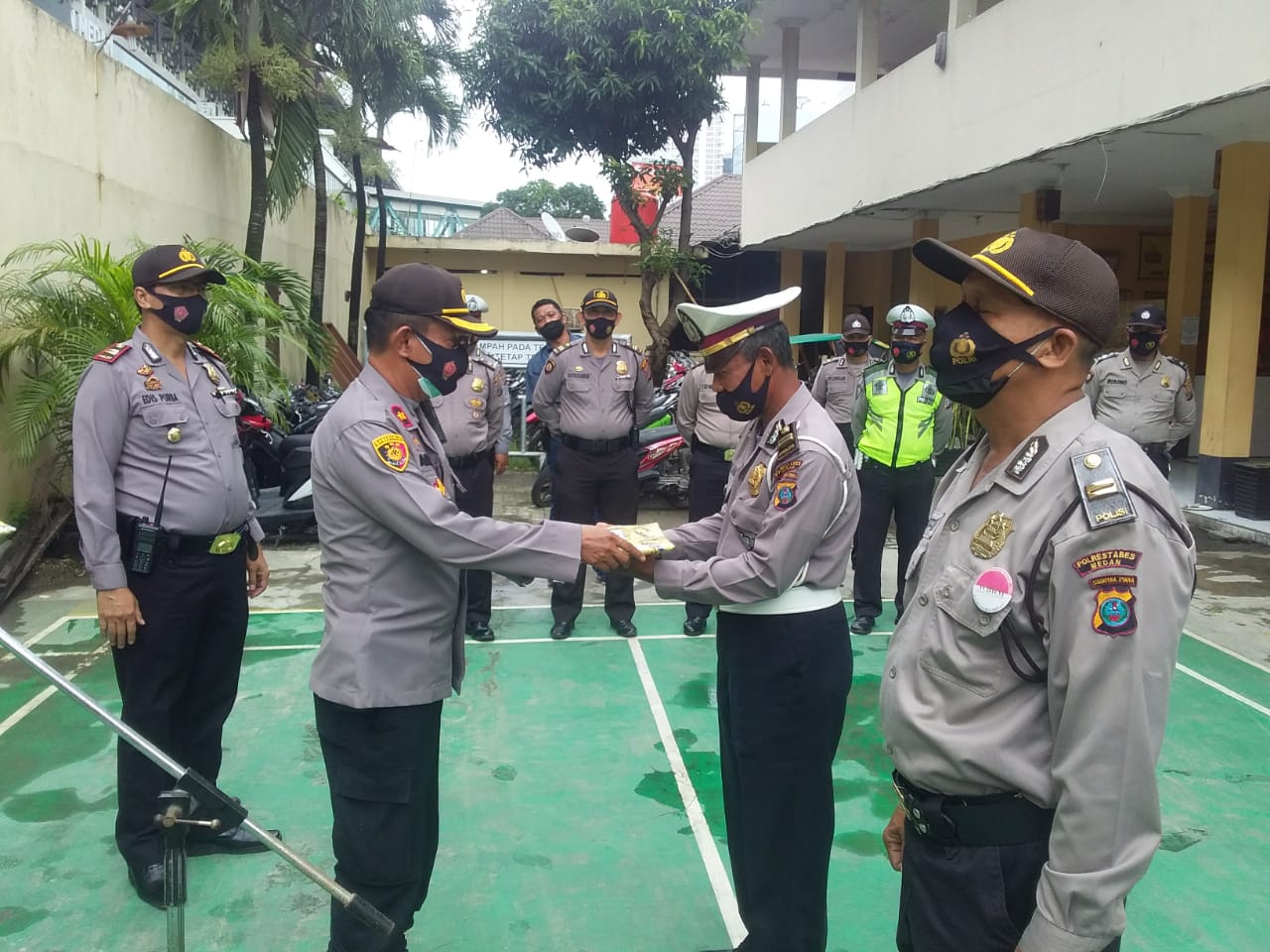3 Personil Purna Bhakti, Kompol Arifin Berikan Cendera Mata