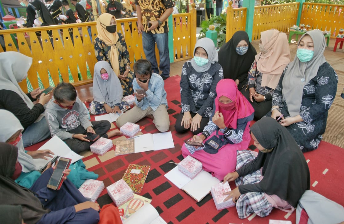 Hj Nurul Khairani Resmikan Rumah Internet Gratis & Tabur Benih Ikan