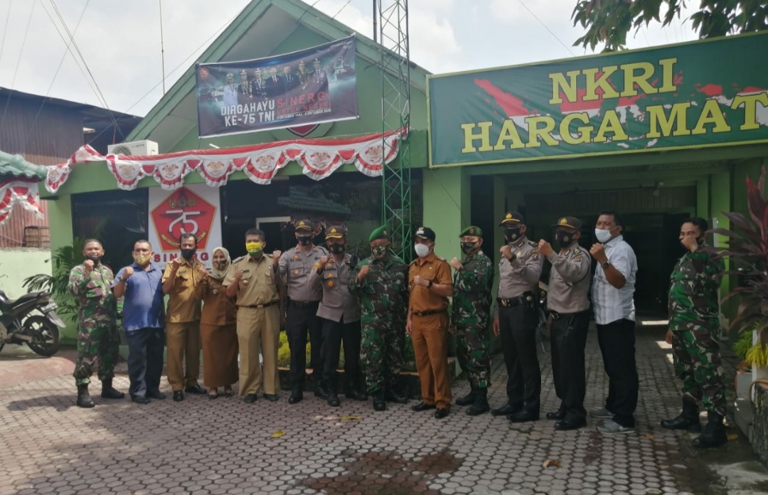 HUT TNI ke 75, Kapolsek Medan Timur Berikan Kue Tar Untuk Danramil 02/MT
