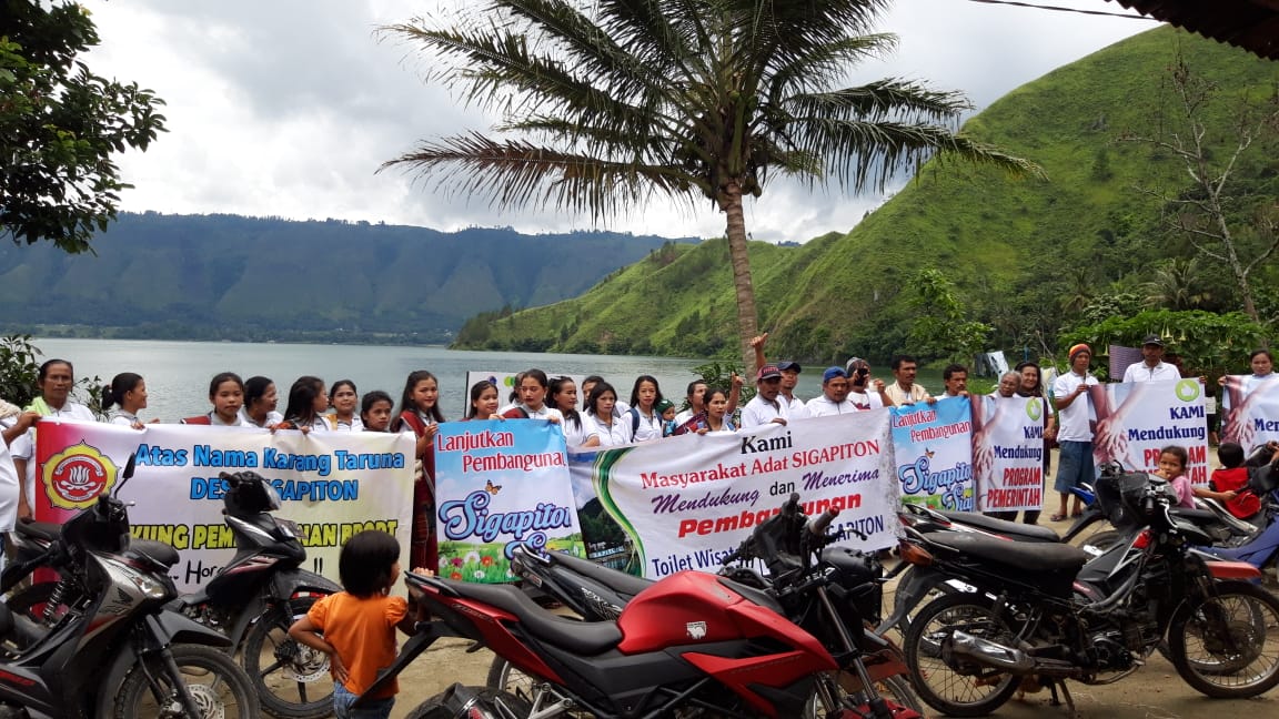 Aksi Warga Sigapiton Minta Percepat Pembangunan Pariwisata di Danau Toba