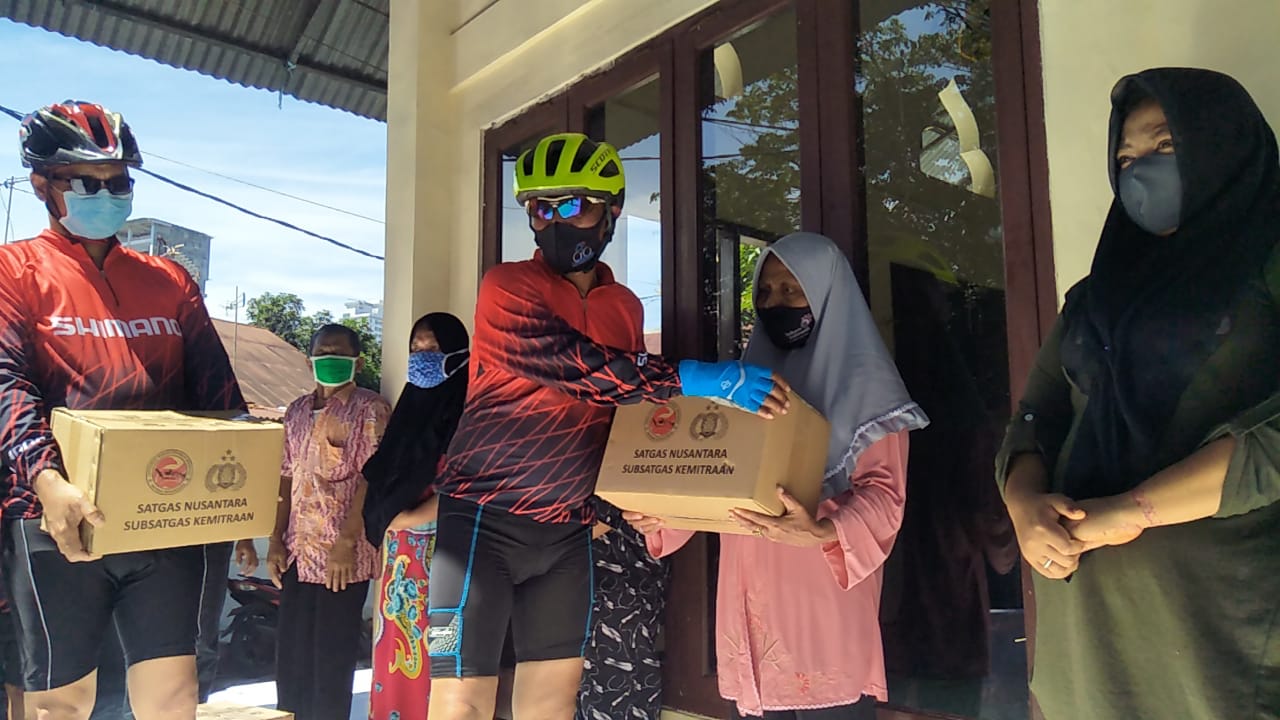 Sambil Gowes Sepeda, Polsek Medan Timur Berbagi pada Warga Kurang Mampu