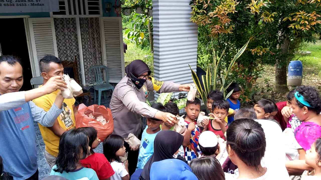 Polsek Medan Kota Berbagi Kasih dengan Warga Bantaran Sungai Deli