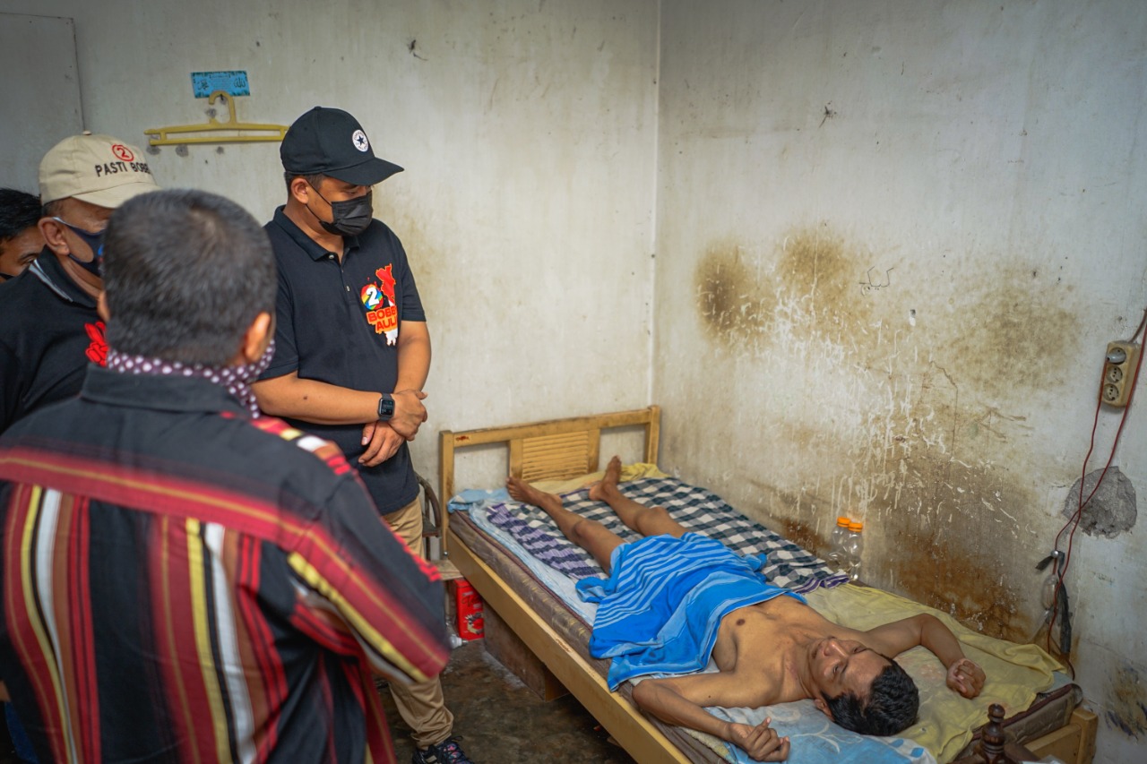 Ditemani Uda Erwan, Bobby Nasution Jenguk Penderita Parkinson