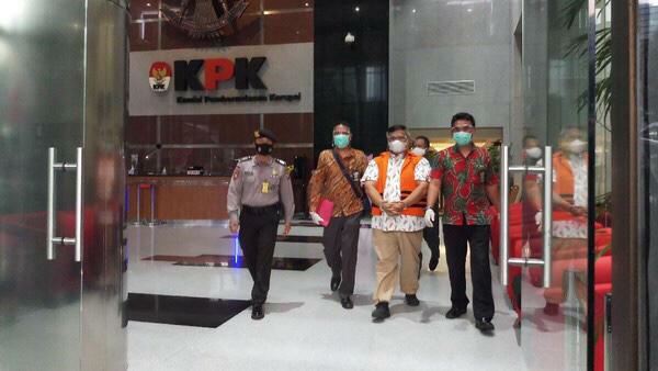 Ini Dia Penampakan Bupati Labura Pakai Baju Tahanan KPK