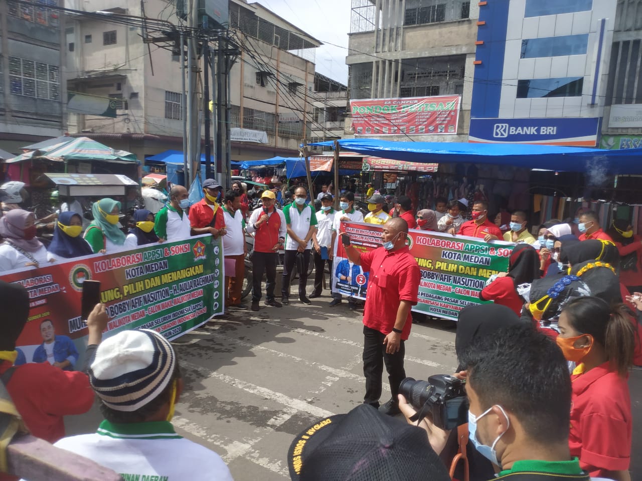 Kolaborasi APPSI dan SOKSI Medan Memenangkan Bobby -Aulia,  Bagikan 1.000 Masker di Pasar Petisah