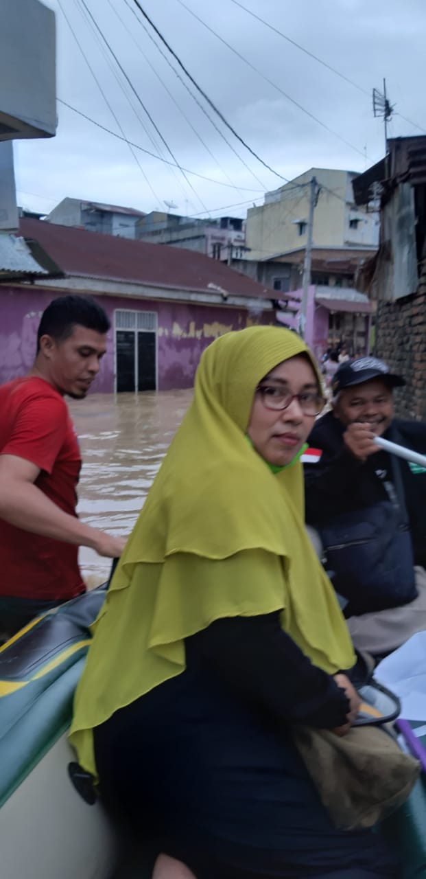 Novy Feby Serahkan Bantuan 3 Unit Perahu Karet dan Sembako Untuk Korban Banjir