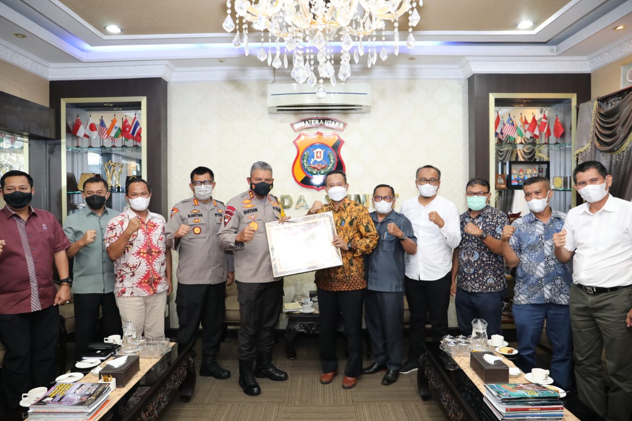 Pilkada Aman, Kapolda Sumut Terima Piagam Penghargaan Dari KPUD Sumut