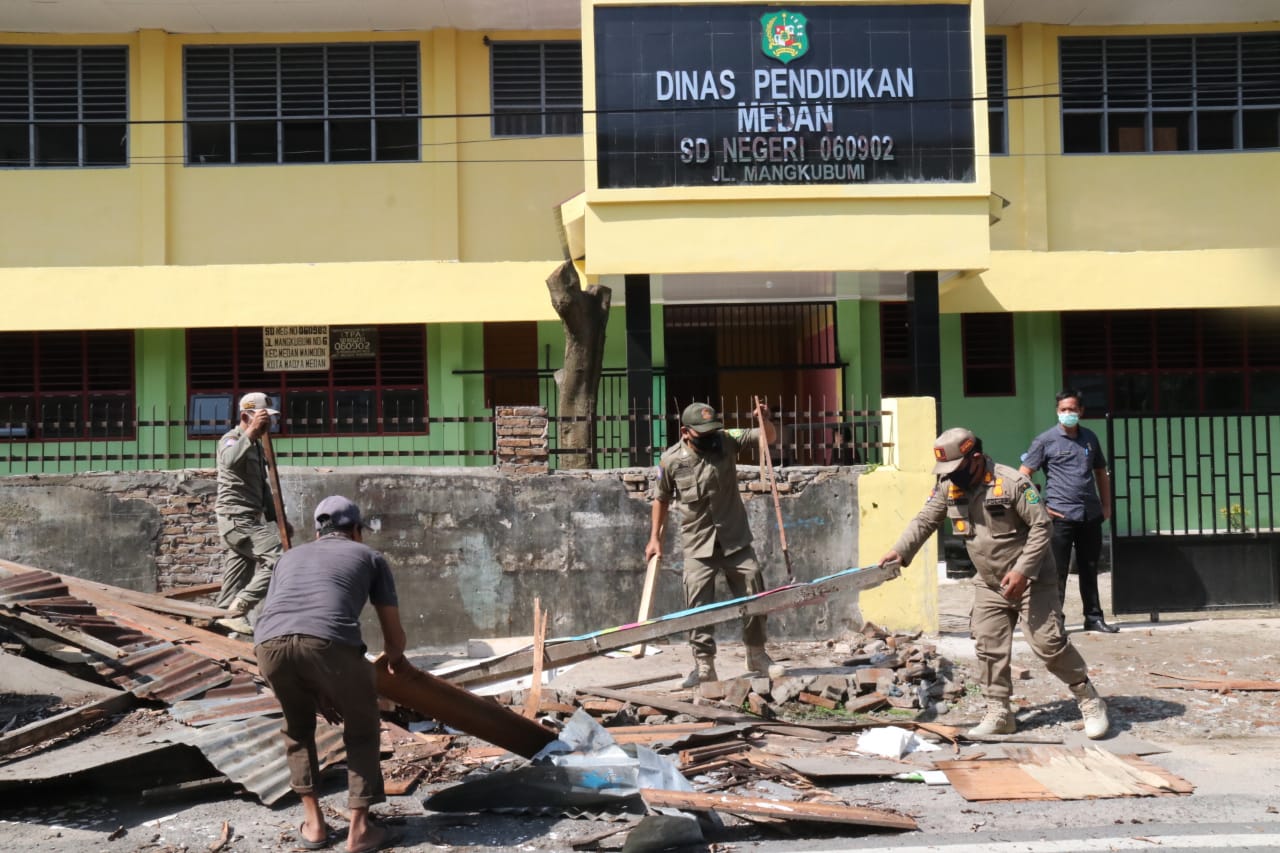 Satpol PP Kota Medan Tertibkan PK5 di SDN 060902