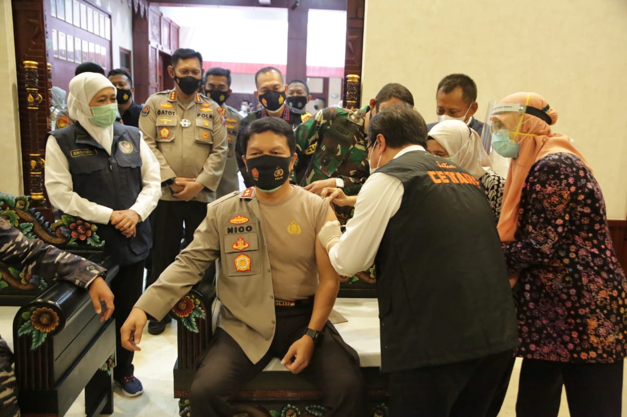 Dukung Program Dan Ajak Masyarakat, Kapolda Jatim dan Pangko Armada II Suntik Vaksin