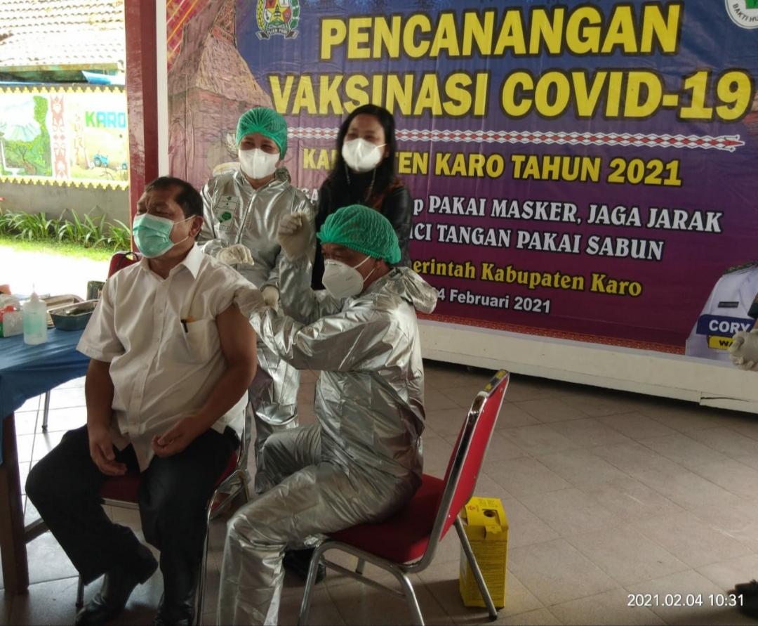 Bupati Karo,Terkelin Brahmana pertama menerima suntikan Vaksin Covit 19