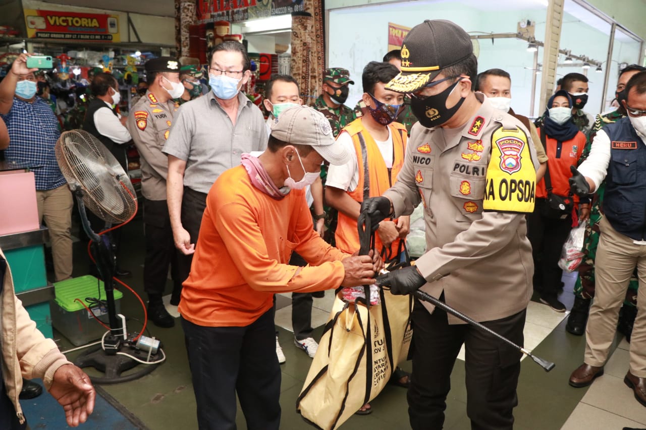 Forkopimda Jatim, Bagikan 25 Ribu Masker Pengunjung dan Pedagang di PGS