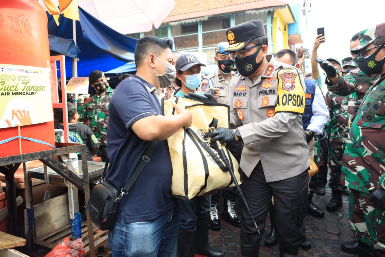 Forkopimda Jatim Bagikan 20 Ribu Masker dan 5 Ribu Paket Sembako di Pasar Ikan Pabean