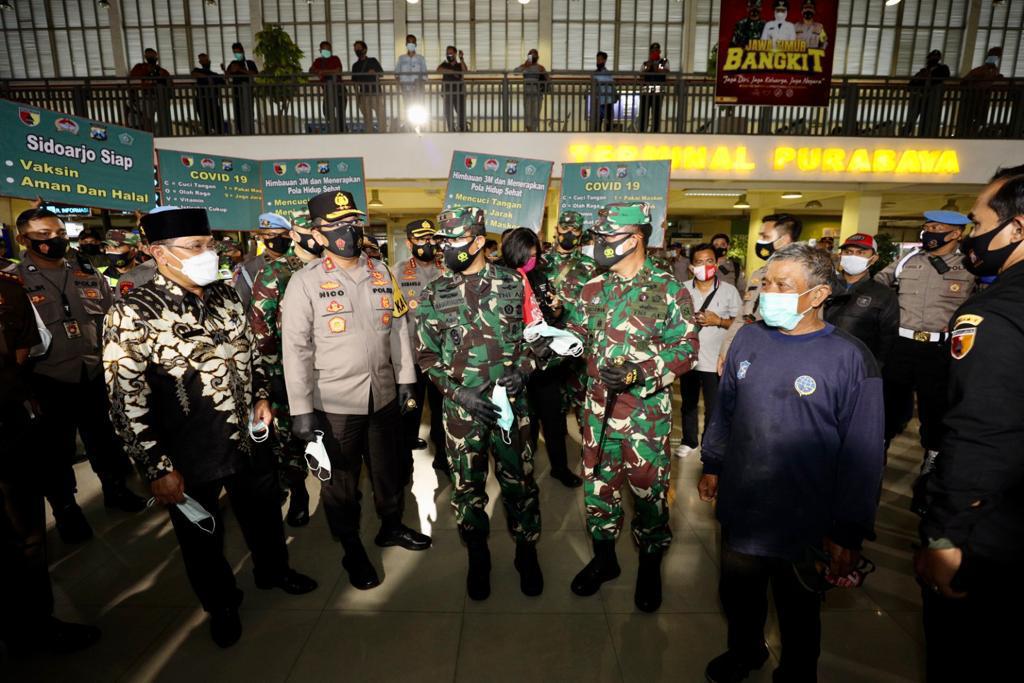 Pangdam V Brawijaya, Pangkoarmada II dan Kapolda Jatim Bagikan 10.000 Masker serta  300 Paket Sembako