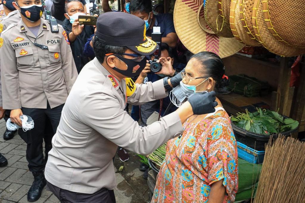 Cegah Covid19, Kapolda Jatim Pakaikan Masker Secara Langsung ke Masyarakat