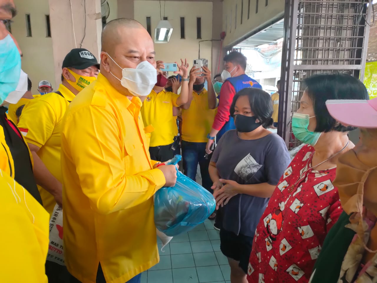 Jelang Imlek, Partai Golkar Sumut dan Komunitas Satu Hati Bagi Paket