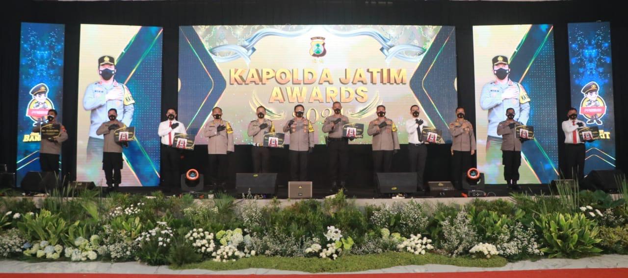 Kapolda Jatim Beri Penghargaan Anggota Teladan Dan Kampung Tangguh Semeru Terbaik