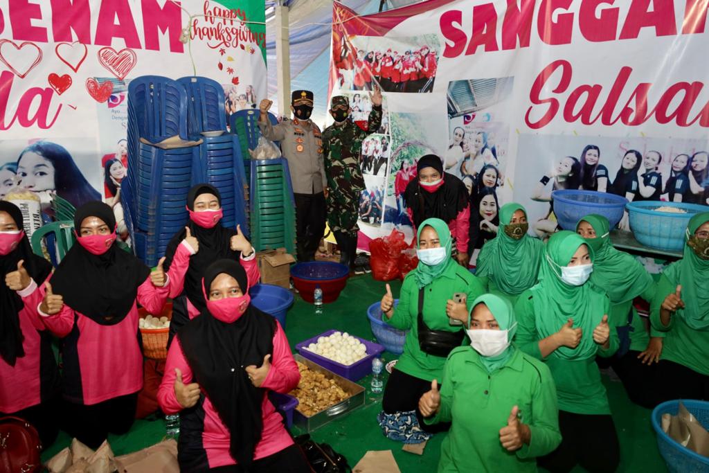 Bhayangkari, Persit Kartika Chandra dan Relawan Bersinergi Bantu Masyarakat Korban Longsor Nganjuk