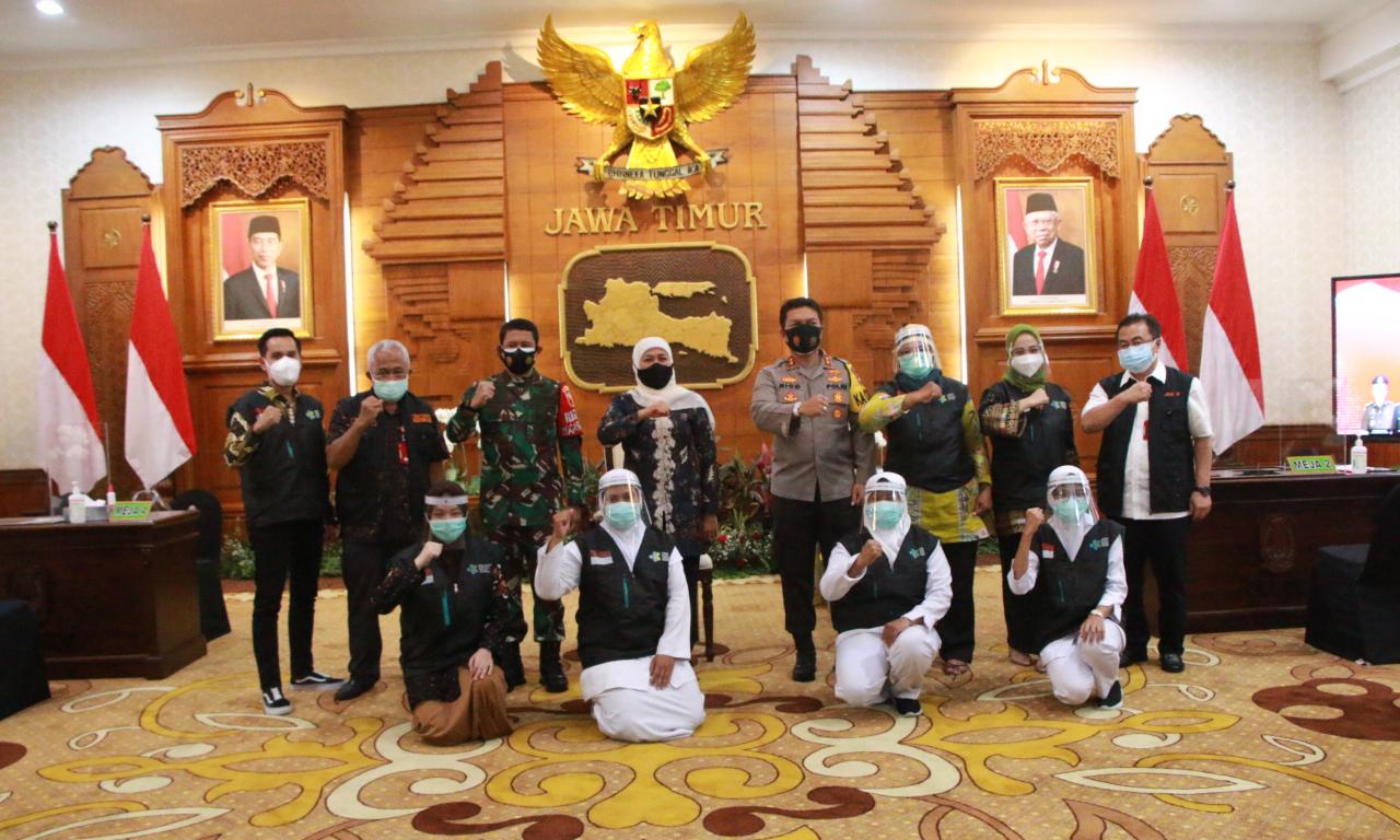 Kapolda Jatim Didampingi Gubernur dan Pangdam V Brawijaya Jalani Vaksinasi Covid-19 Dosis Kedua di Grahadi