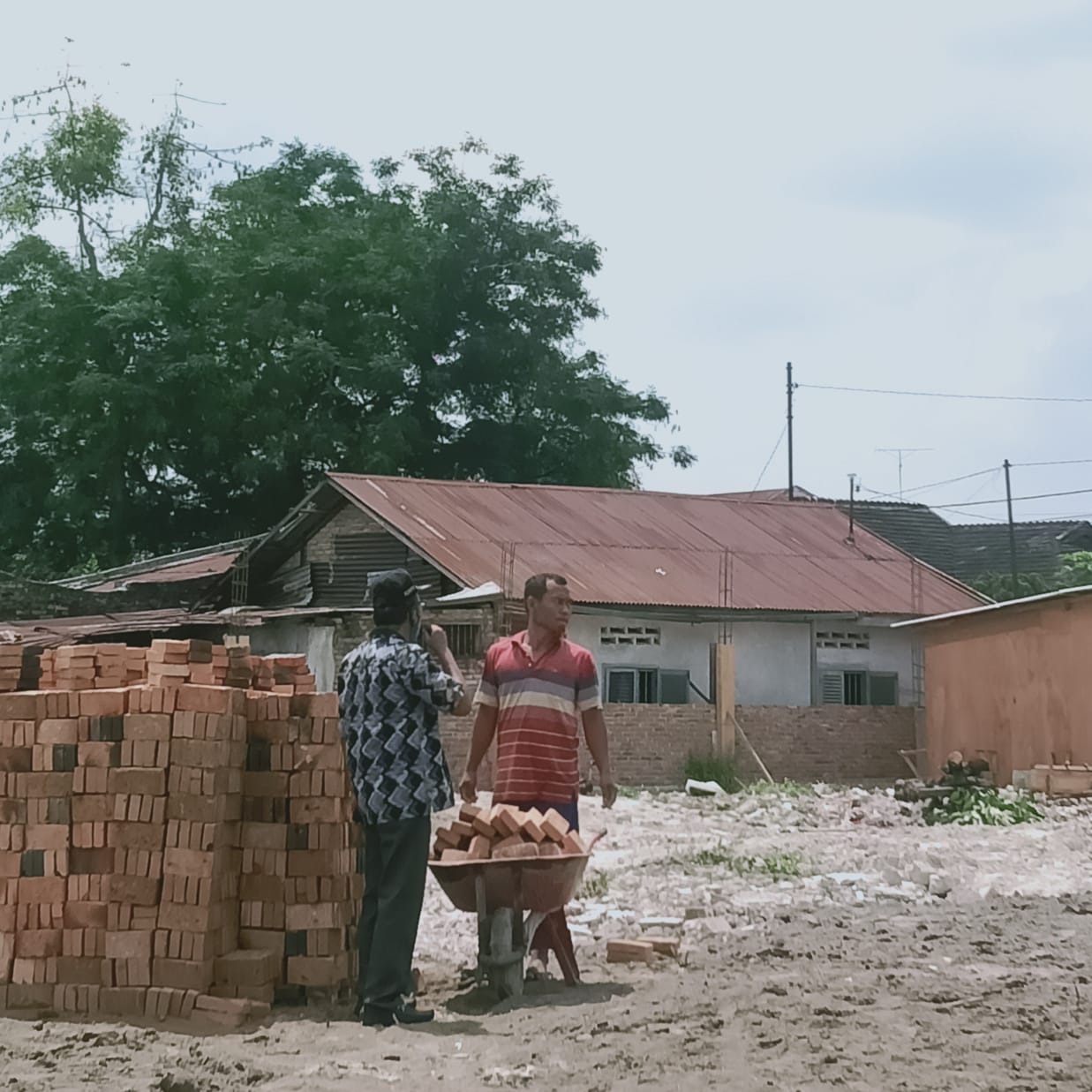 Lurah Kelurahan Babura Sunggal Hentikan Pengerjaan Bangunaan Tanpa SIMB