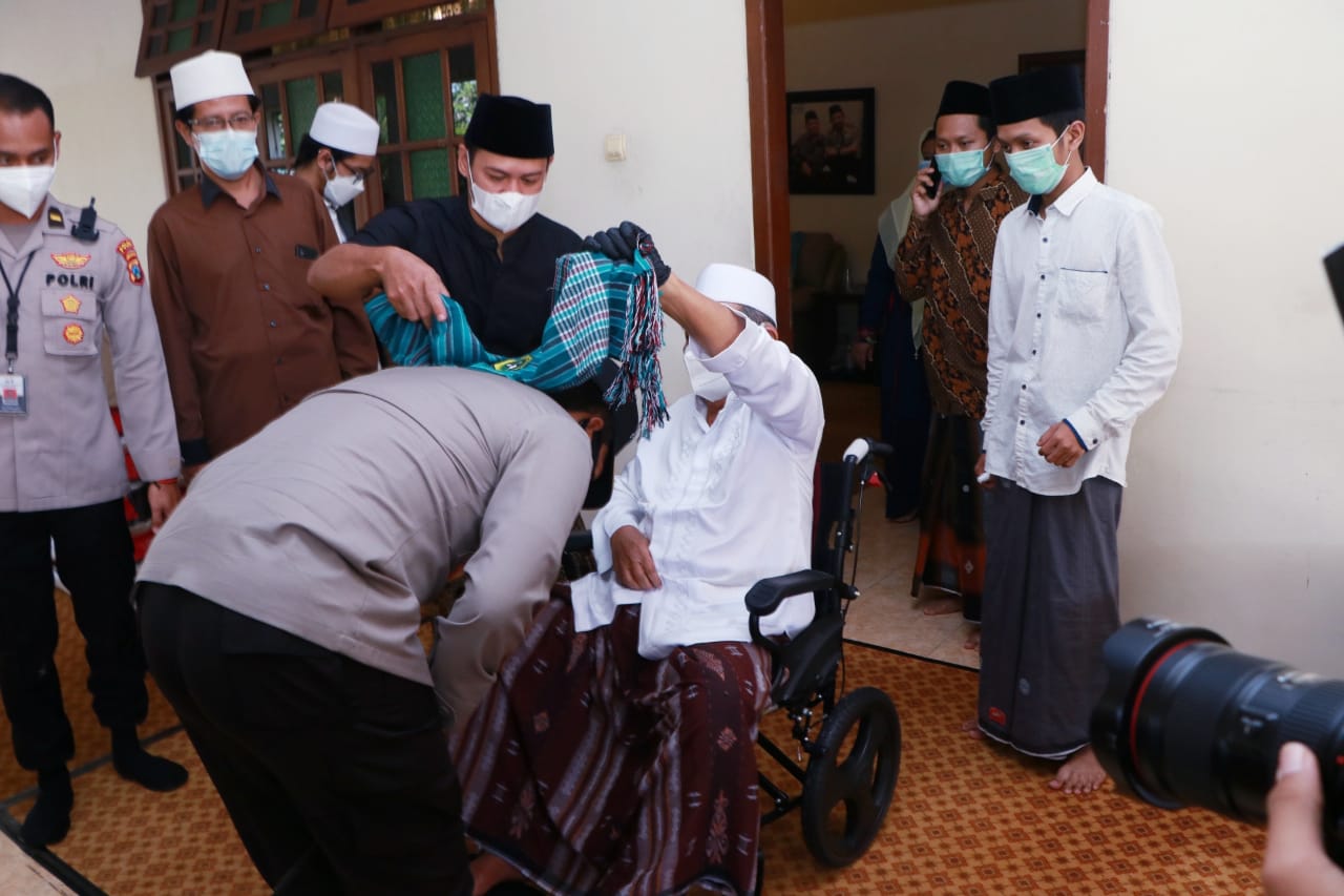 Disenyamatkan Sorban, Kapolda Jatim Silaturahmi Ke KH Zainuddin Djazuli pengasuh Ponpes Al Falah Ploso Kediri