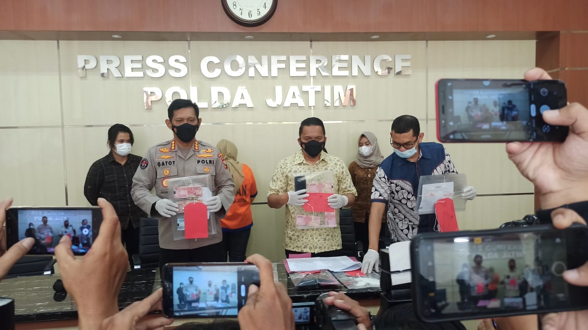 Tawarkan Jasa Esek-Esek, Mucikari Karaoke Next KTV Blitar Diringkus Polda Jatim