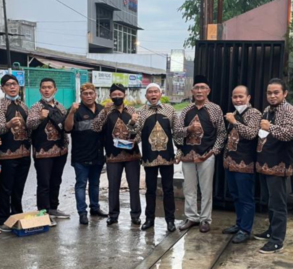 Gruduk Berkah Ramadhan 1442 H, Pujakusuma Bersatu Berbagi Takjil dan Masker Gratis