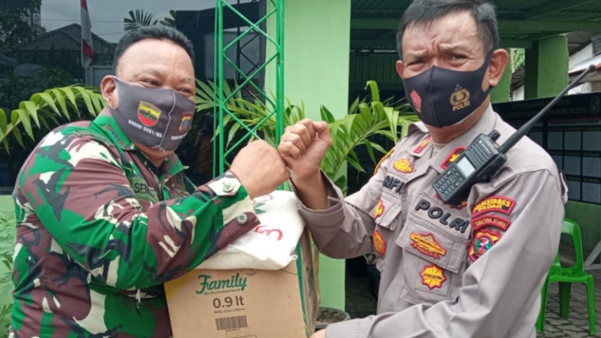 Polsek Medan Timur Bagikan Sembako Kepada Personil Koramil Dan Petugas Kecamatan