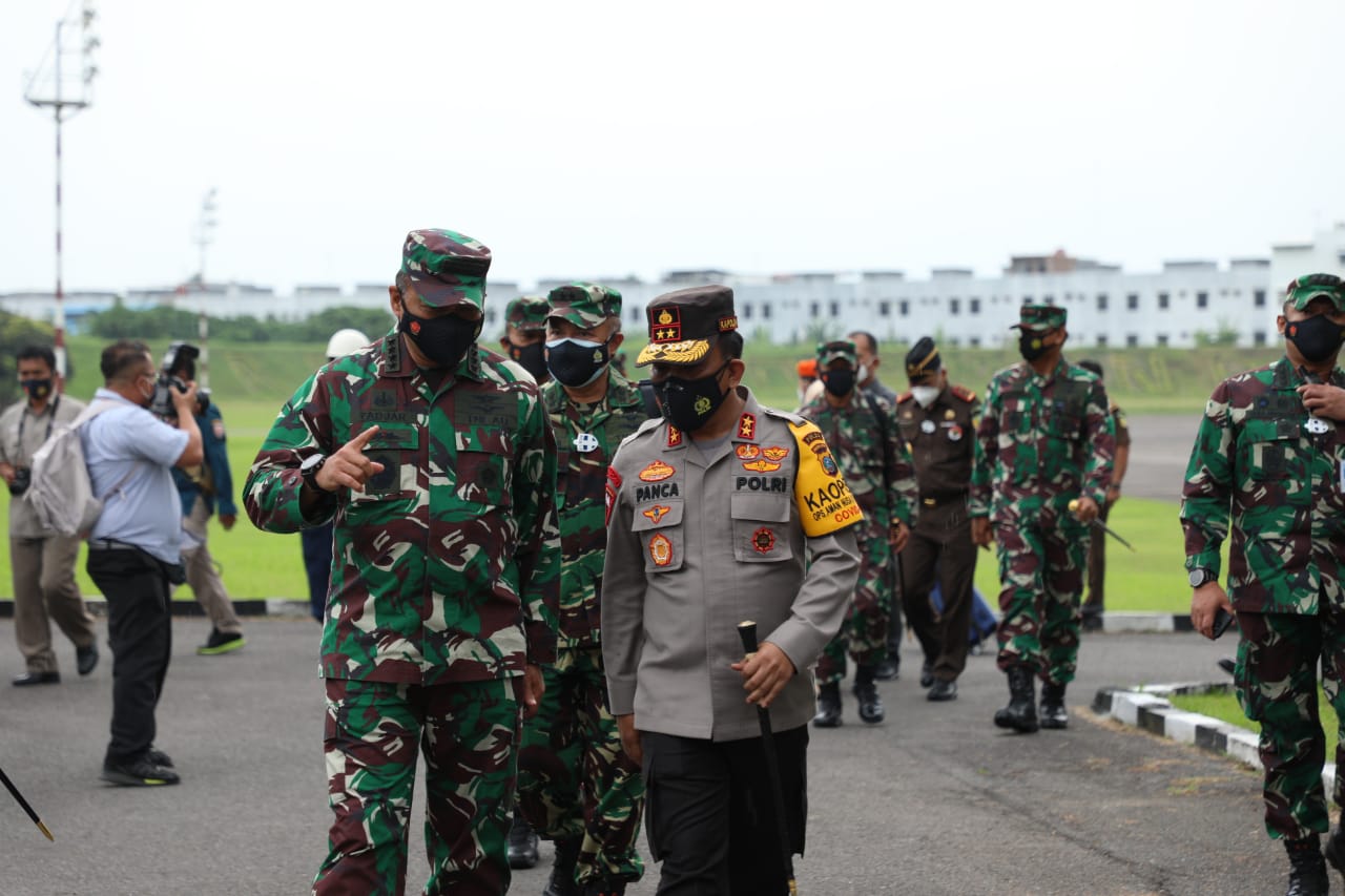 Kapolda Sumut Jemput Kedatangan KSAU di Lanud Soewondo Medan