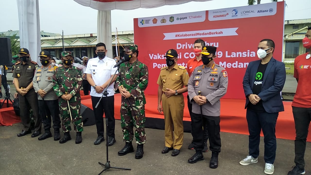 Panglima TNI dan Kapolri Harapkan Proses Vaksinasi Drive Thru Berjalan Lancar