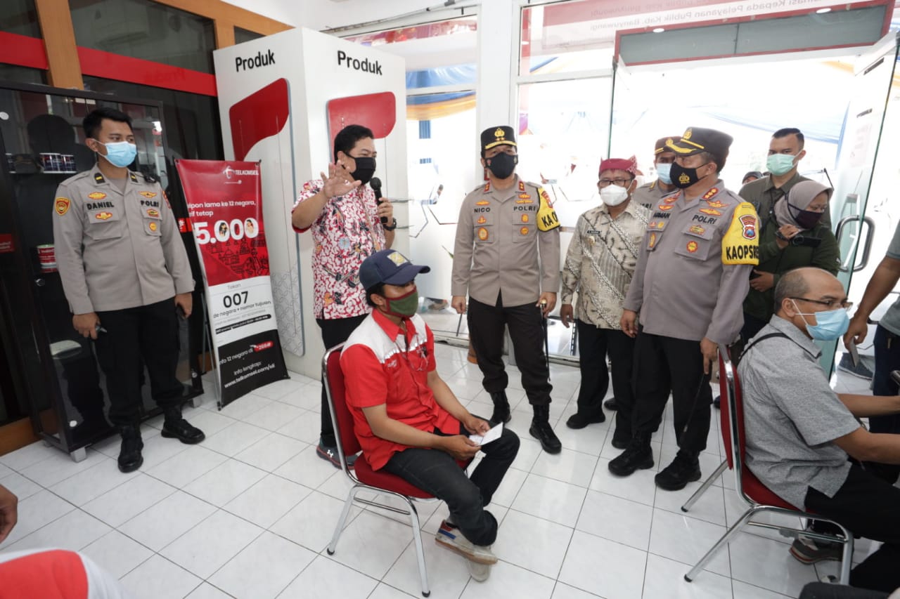 Kapolda Jatim Bersama Forkopimda Banyuwangi Pantau Vaksinasi Pelayanan Publik