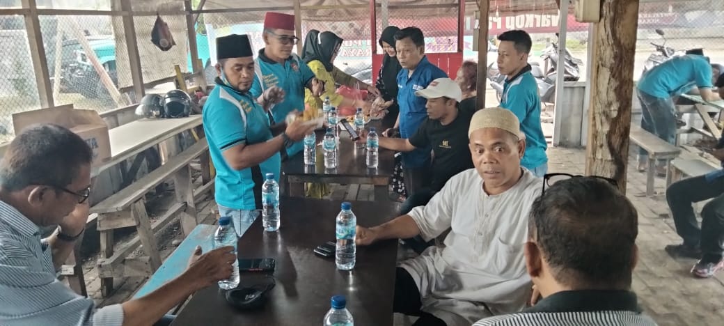 HNSI Medan Berbagi Takjil Kepada Warga Melintas di Belawan