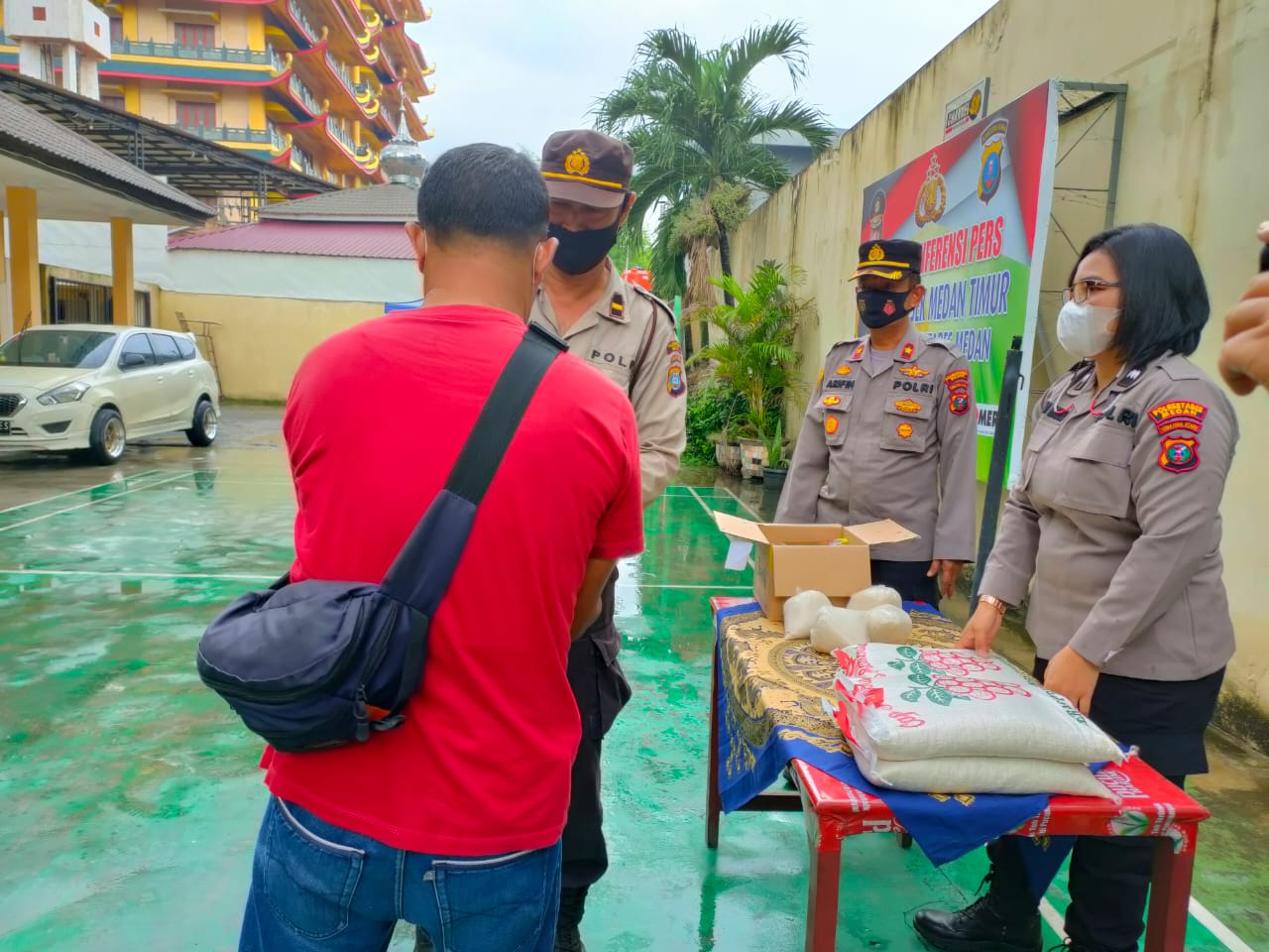 Indahnya Berbagi,Kapolsek Medan Timur Kompol M Arifin : Bagi Sembako kepada Anggotanya