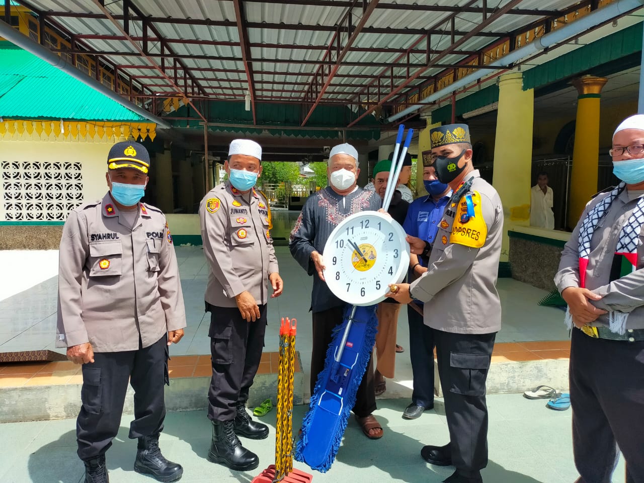 SAFARI RAMADHAN, KAPOLRES TANJUNG BALAI BERIKAN BANTUAN DI MESJID RAYA SULTAN AHMADSYAH