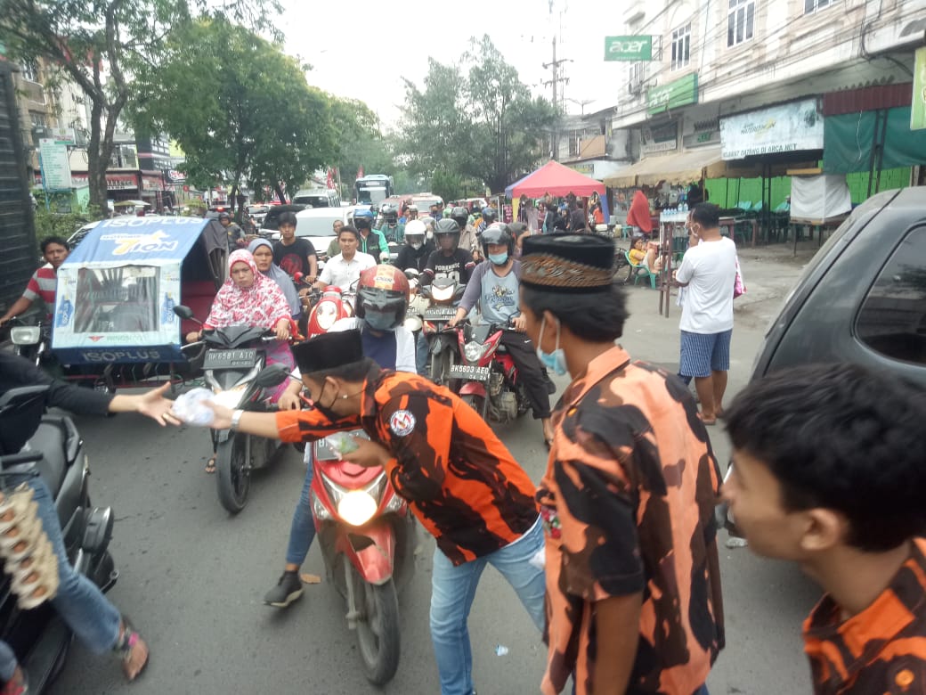 Pemuda Pancasila Kel Ts II, Medan Area Bagi 300 Paket Takjil Kepada 6 Mesjid dan Masyarakat.