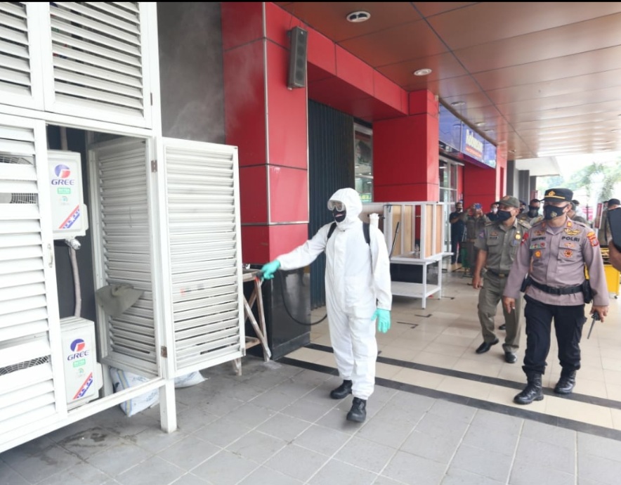 Poldasu Semprotkan Cairan Desinfektan Skala Besar Jelang Lebaran