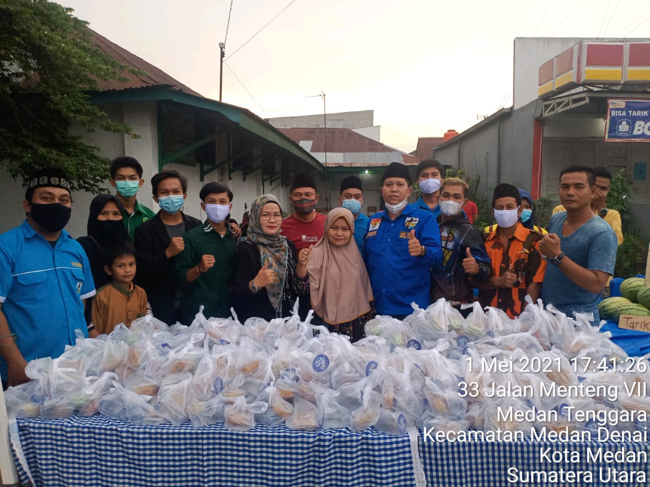PK KNPI Medan Denai Bagi-bagi Makanan Berbuka Puasa kepada Masyarakat