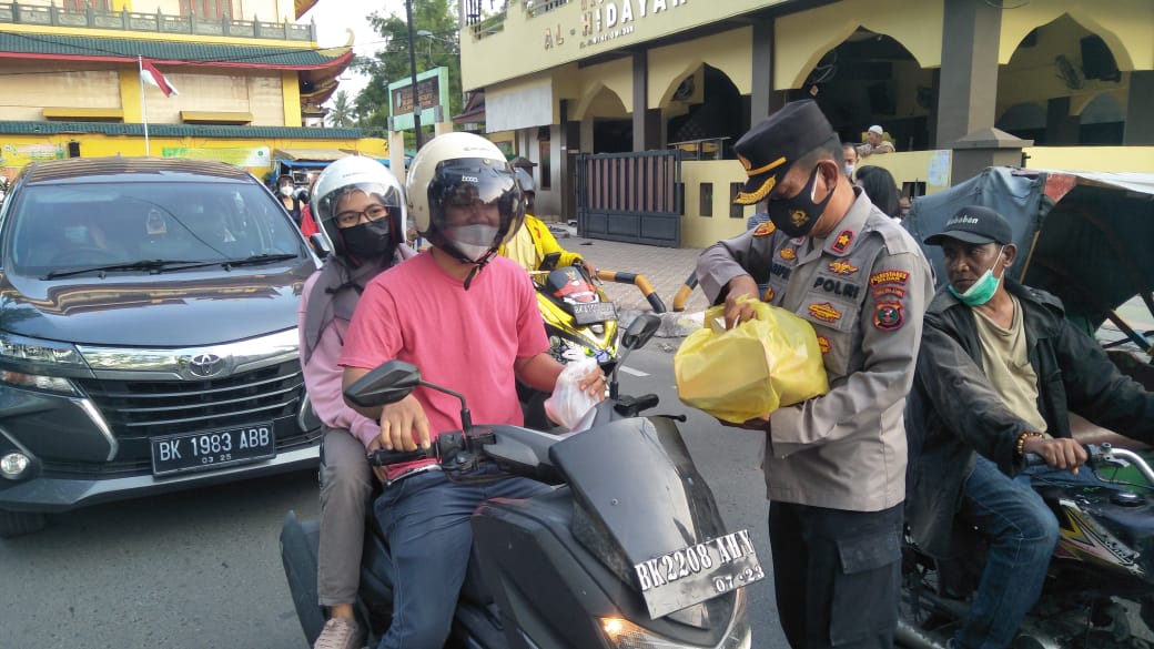 Polsek Medan Timur Bagikan 200 Takjil Berbuka Puasa dan Imbau Larangan Mudik