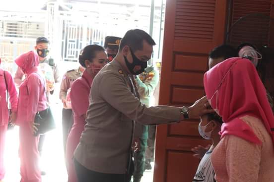 Kapolres Didampingi Ketua Bhayangkari Labuhanbatu Jenguk Personelnya Terluka