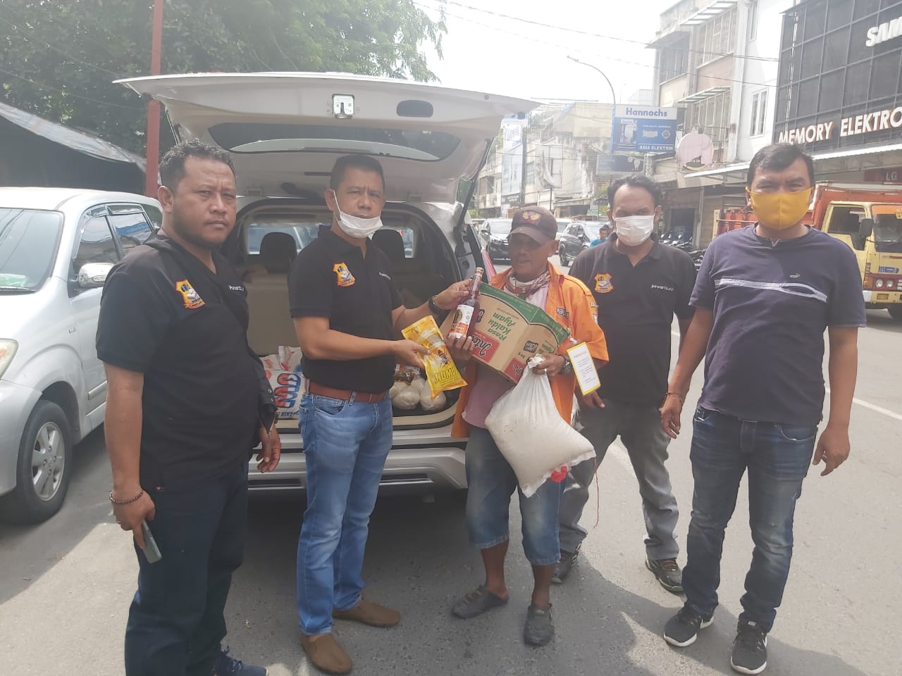 Ketua Pewarta Bagikan Sembako kepada Jukir dan Petugas Jaga Malam