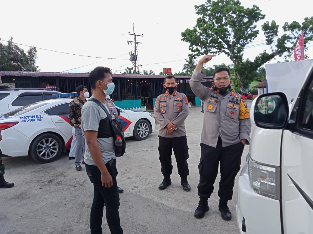 Kapolres Langkat Pimpin Penyekatan Di Pos ll Water Park Ria Gebang, 1Unit Mobil Travel Mulia Wisata Dan 1 Unit Bus PMTOH Putar Arah Balik