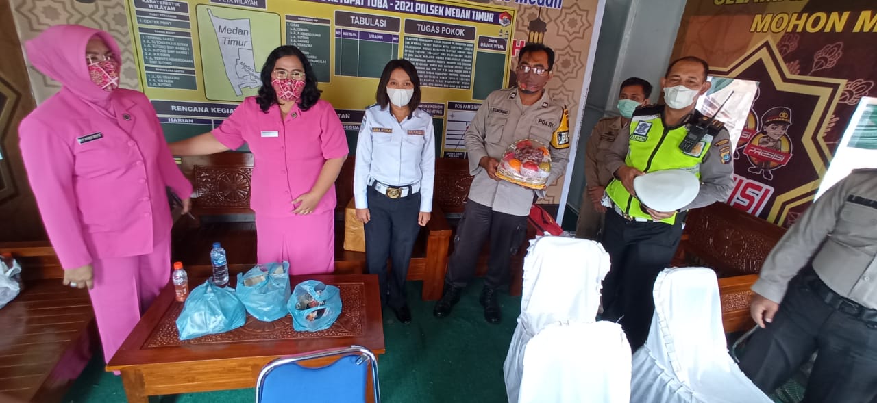 Ketua Cabang Bhayangkari Medan Ny Dini Riko Beri Bingkisan kepada Petugas Pospam III Cemara