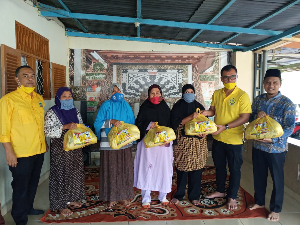 Ketum Golkar Sumut Berbagi Sembako ke Pantai Labu, Galang dan Lubuk Pakam
