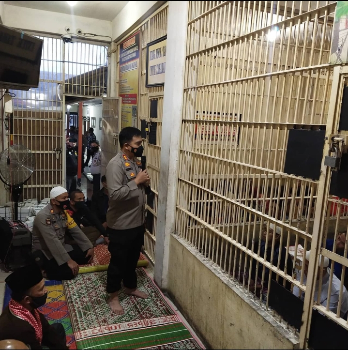 KapolresTanah karo Peduli dan Sambangi Tahanan