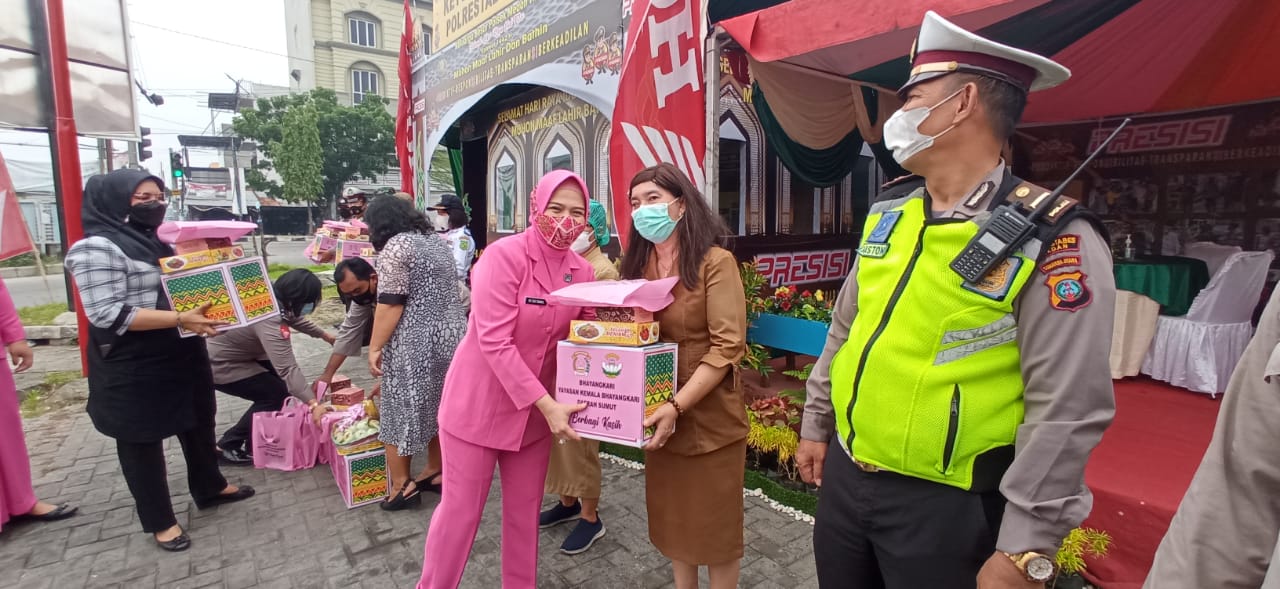 Ketua Bhayangkari Sumut Bagi Bingkisan kepada Petugas Pospam Cemara