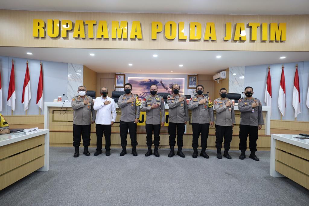 Irwasum Mabes Polri Komjen Pol Drs. Agung Budi Maryoto Berikan Penghargaan  Bagi Pejabat Utama Polda Jatim dan Polres/ta Jajaran